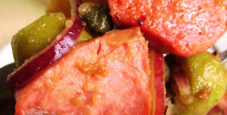Картофельный салат с жареными сардельками рецепт