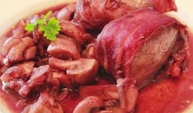 Медальоны из свинины с грибами на сковороде — рецепт по-испански