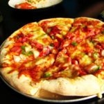 Канадская пицца с беконом, грибами и сыром моцарелла рецепт