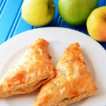 Пирожки из слоеного теста с яблоками в духовке рецепт приготовления