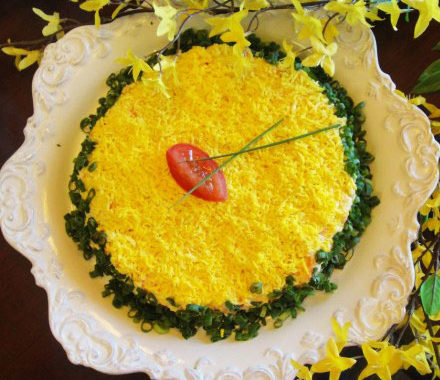Салат мимоза с консервой, сыром и яйцами рецепт приготовления
